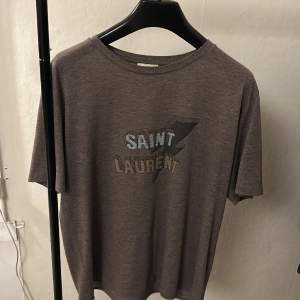 Säljer en fet saint Laurent T-shirt. Skicka 8/10 är lite nopprig men går bort lätt med en nopperborttagare. Nypris cirka 4000kr. 