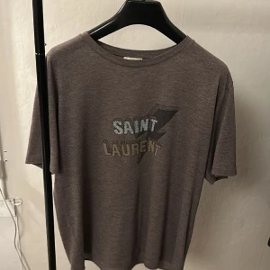 Saint lauren T-shirt  - Säljer en fet saint Laurent T-shirt. Skicka 8/10 är lite nopprig men går bort lätt med en nopperborttagare. Nypris cirka 4000kr. 
