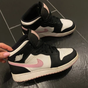 Nike Jordan - Säljer nu mina Jordan 1 mid då de inte kommer till användning längre. De är sparsamt använda och i väldigt fint skick. Pris går att diskutera😊💕