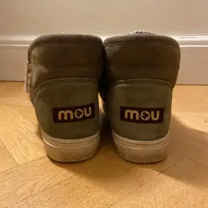 Söljer de här skit snygga mou skorna, väldigt populära och jätte trendiga. Skorna har inte använts mycket och nypris är ungefär 2.600. De är i en grå/ grön färg
