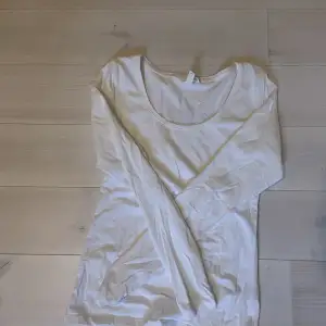 säljer denna vita långärmade tröjan i stl s då den inte kommer till användning💞bra skick! köparen står för frakten 