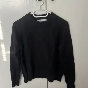 Superfin svart stickad tröja ifrån Zara i storlek M🖤