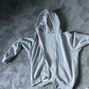 Grå hoodie weekday  - Säljer för den är för liten. Nypris 400kr och ser ut som ny. Zip up