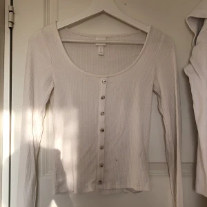 Vit topp - Säljer denna jätte söta tröjan i jätte bra skick men det finns en liten fläck som inte vill gå bort ☹️💗