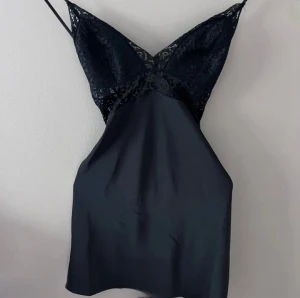 Festklänning  - Supersnygg klänning med spets, perfekt för festtillfällen! Den är endast testad en gång då den aldrig kom till användning💗Den är i storlek M men passar S också