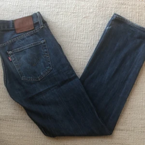 Mörkblåa levis 501 30/32 - Säljer dessa snygga Levi’s 501 med riktigt fet tvätt, condition 9/10, nypris 1049 köp för 399. Skickar via postnord eller möts upp i stockholm🤝