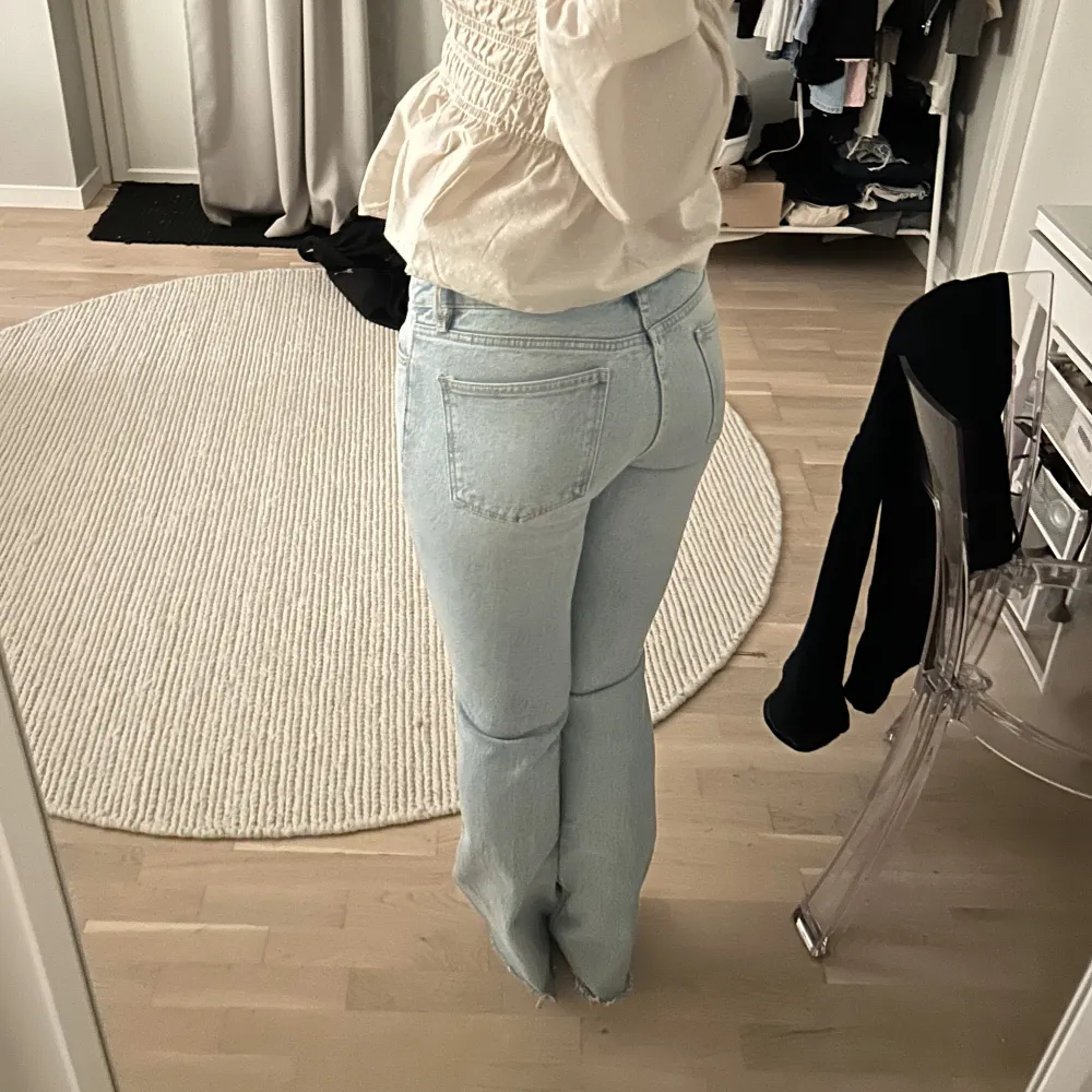 Säljer dessa blåa jeans från Zara, har klippt av 2 cm men de är fortfarande ganska långa, jag är 166. Använda 1 gång 🩵. Jeans & Byxor.