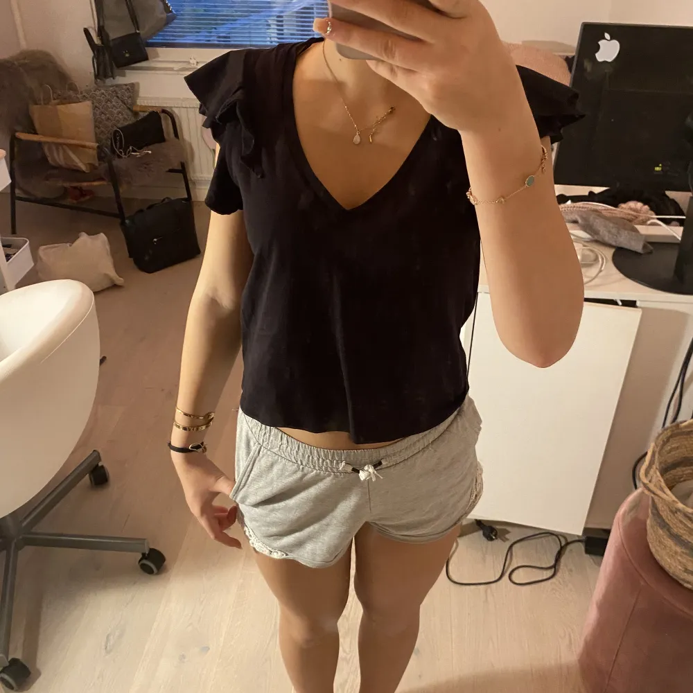 Skit snygg volang topp från zara kommer aldig till användning därför säljer jag 🤍. Puserot.
