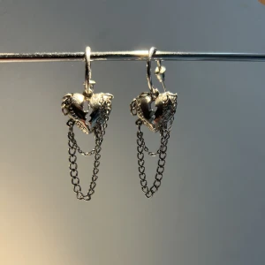 Hjärtörhängen med kedjor - Superfina silverfärgade örhängen med kedjor!