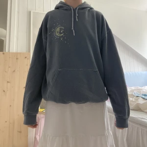 Urban Outfitters hoodie  - Så cool hoodie från Urban outfitters! Väldigt fint skick OCH väldigt skön😊 Fin till typ allt! Priset kan diskuteras! 