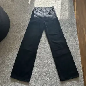 Svarta jeans från monki i storlek xs/s. Använd gärna ”köp nu” 🤍