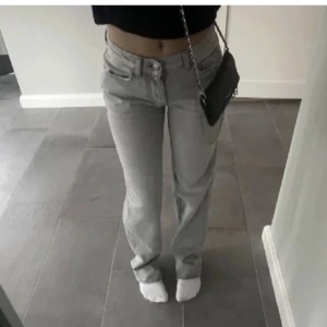Straight leg grå jeans - Superfina jeans som jag köpte på plick men tyvär va för små, de är i bra skick och passar nog någon som e max 175cm (lånat bilden) 🌸