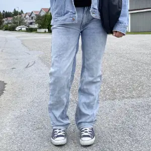Midwaist jeans frän weekday. De är omsydda sa de passar till storlek 34/36