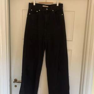 Svarta vida jeans från Levi’s!💞De är i modell High loose med hög midja och är lite för korta för mig som är 180 cm.🫶🏼 De är använda ett fåtal gånger så är i topp skick fortfarande✨  Strl 28.  Priset kan diskuteras🤩