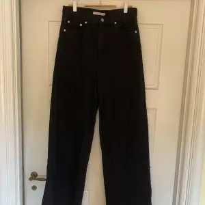 Svarta vida jeans från Levi’s!💞De är i modell High loose med hög midja och är lite för korta för mig som är 180 cm.🫶🏼 De är använda ett fåtal gånger så är i topp skick fortfarande✨  Strl 28.  Priset kan diskuteras🤩
