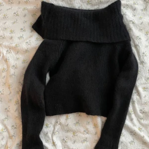 Off shoulder stickad tröja - En stickad Off shoulder tröja, som är super mjuk. Materialet är angora ull och polyamid. Passar perfekt nu till hösten