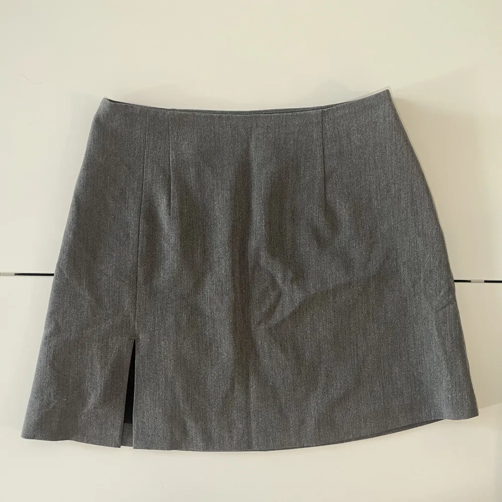 Worn it once and never again, like new. So I’m looking for the next person to rock this skirt! I have more pictures of the back and brand tags. Nyspris 949 Also for sale in black. Kjolar.