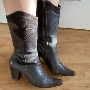 Boots - Sååå snygga cowboy boots med fin detalj, som jag köpte second hand men fick skoskav av för att de va lite stora. De är i bra skick förutom att ena dragkedjan inte funkar, vet inte om man kan laga det? (Ses sista bilden)💕