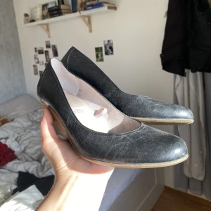 Klackskor  - Super söta klackskor som jag tyvärr aldrig använder. Köpta second hand i väldigt bra skick. Jag tvättar de innan jag skickar iväg de💕