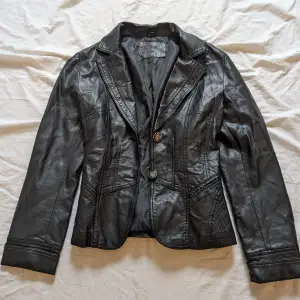 En östig svart vintage läder jacka 