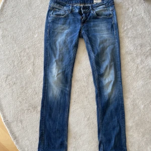 superfina lågmidjade jeans!  - storlek xs säljer pga fel storlek  mycket bra skick  lite bootcut