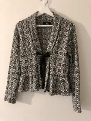 Kofta med knyt - Odd Molly inspirerad kofta med knytband framtill. Väldigt fint skick. Står M men skulle säga att den passar bättre till en xs eller s.🌸