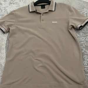 Boss Pikee - Hugo boss Pikee, skick = kommit till användning 5-6 gånger. Tar plats i garderoben och har växt ut från den.