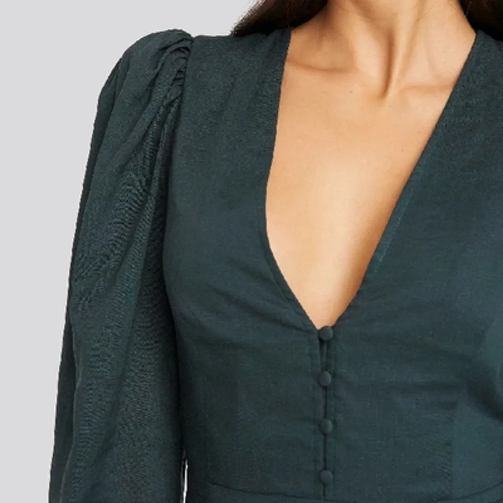 Mörkgrön långärmad V-ringad klänning med knappar från AFJ x NA-KD. Storlek 36, fint skick💚. Klänningar.