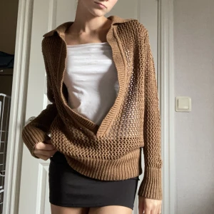 Stickad tröja - Så snygg brun stickad tröja som är oversized och sitter så fint när man stylar tillsammans med tex en vit topp och en kjol🤎 Perfekt och mysig nu till hösten! Nyttskick.
