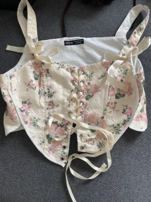 Shein linne - Jätte gulligt shein linne med blommmönster som går att justera, plagget har inga defekter och är aldrig använt. Kontakta för frågor osv (kan bara ta betalt via Swish!!!!)