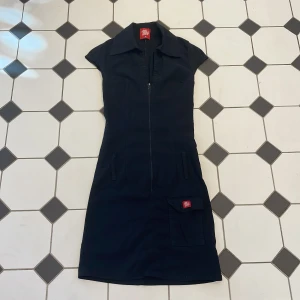 Kort klänning  - Kort åtsittande klänning. Längd 77cm