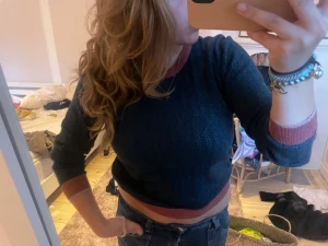 Lång ärmad tröja - Den är glittrig i materialet! Skriv för tydligare bild på de!💕💕skulle säga att den passar en M också 