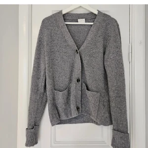 Stickad kofta - Supersöt och mysig stickad kofta från vila❤️ mycket bra skick! Nypris 500kr