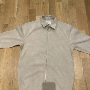 Ciszere  - Säljer min overshirt från Ciszere som är i nu skick använd fåtal gånger. Perfekt under tidig höst,sommar och sen vår. Nypris cirka 1000 mitt pris 700 