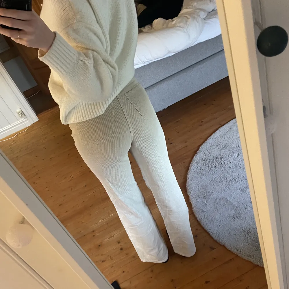 Byxor med Manchestermaterial, bra skick men snett sydda (tyget över gylfen flyger upp lite) därav priset. 💘💘 jag är 172!!. Jeans & Byxor.