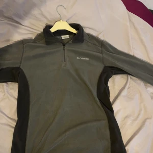 Grå Halfzip från Columbia i Stl S - Knappt använd, som ny. Stl S.  Pris: 299kr