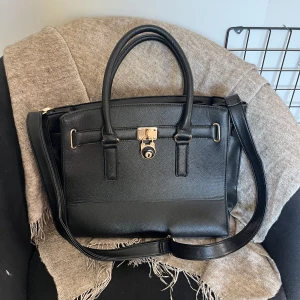 Väska - Fin väska rymmer dator 🌸