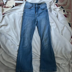 Snygga låg midjade bootcut jeans 🤘🏽⚡️😻 - Super fina bootcut jeans! Blev försmå så han aldrig använda dom! 🎸🤘🏽❤️ kostade 350kr från början 