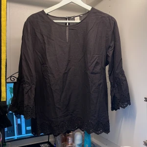 Svart blus från h&m - Söt blus från h&m i storlek 42  sitter som M med fina detaljer