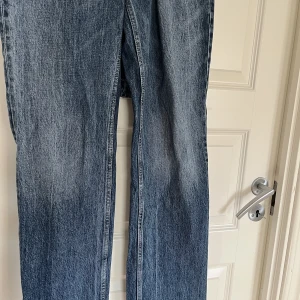 Zara jeans - Säljer dessa fina midwaist jeans från Zara. Säljer för 200kr+frakt💕