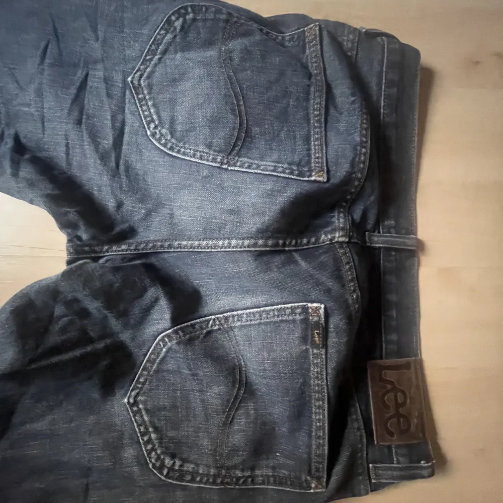 Feta lee jeans i storlek 32/34 i riktigt bra skick, använd en gång. Han på bilden är lite mer än 180 cm och de sitter lite långt på honom. Skriv vid frågor och fler bilder. Jeans & Byxor.