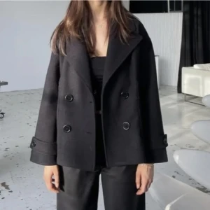 perfekt vinter/höst jacka  - Svart jacka från design by si i storlek S. Jackar är sparsamt använd, och är köpt i våras 