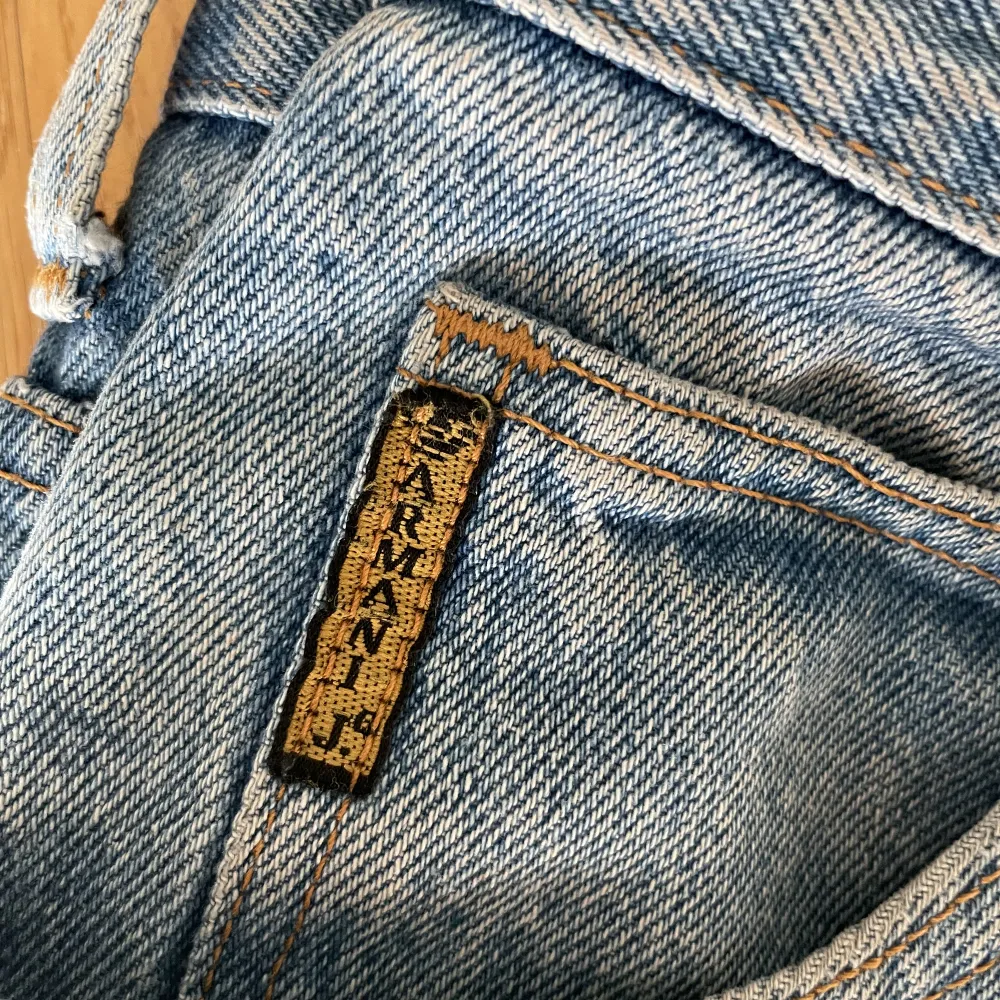 Super snygga vintage Armani jeans, snyggt slitna och passar perfekt till vardags eller till en utekväll. . Jeans & Byxor.