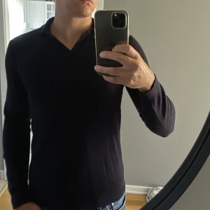 Långärmad pike - a days march  - Säljer en långärmad piké i storlek M från a days march. Nypris 1.400kr, kvaliteten är felfri, tröjan endast använd 2-3 ggr. Som ny. 