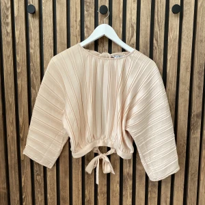 NA-KD blus st.36 - Säljer en superfin blus från NA-KD i storlek 36, aldrig använd. 