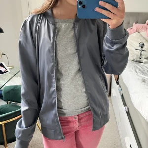 Jacka! - Så snygg jacka med text på ryggen perfekt till hösten!!