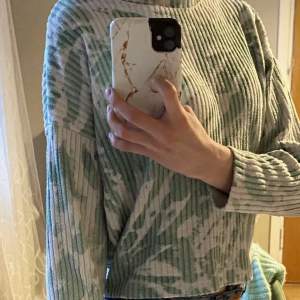 En grön och vit väldigt skön tröja från H&M. 💚Passar jättebra till många byxor och sitter även bra på mig som har storlek xs egentligen❤️ bara att ställa frågor om ni undrar, köparen står för frakt 🫶