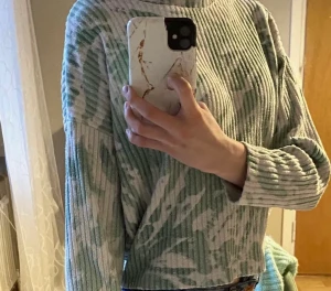 Grönvit långärmad - En grön och vit väldigt skön tröja från H&M. 💚Passar jättebra till många byxor och sitter även bra på mig som har storlek xs egentligen❤️ bara att ställa frågor om ni undrar, köparen står för frakt 🫶