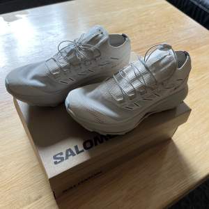 Salomon Pulsar Trail Pro löparskor. Strl 36 & 2/3, passar för fötter med cm mått 23 - 23,5cm, står annorlunda på deras hemsida men jag har alltid någon mindre storlek av deras skor. Använda 1 gång, säljer för de inte passade min typ av löpning 