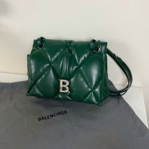 Balenciaga väska - Intressekoll på min Balenciaga Puffy Bag🤍 Den är i superbra skick. Måtten är ca 25x20cm, man får plats med väldigt mycket i. 